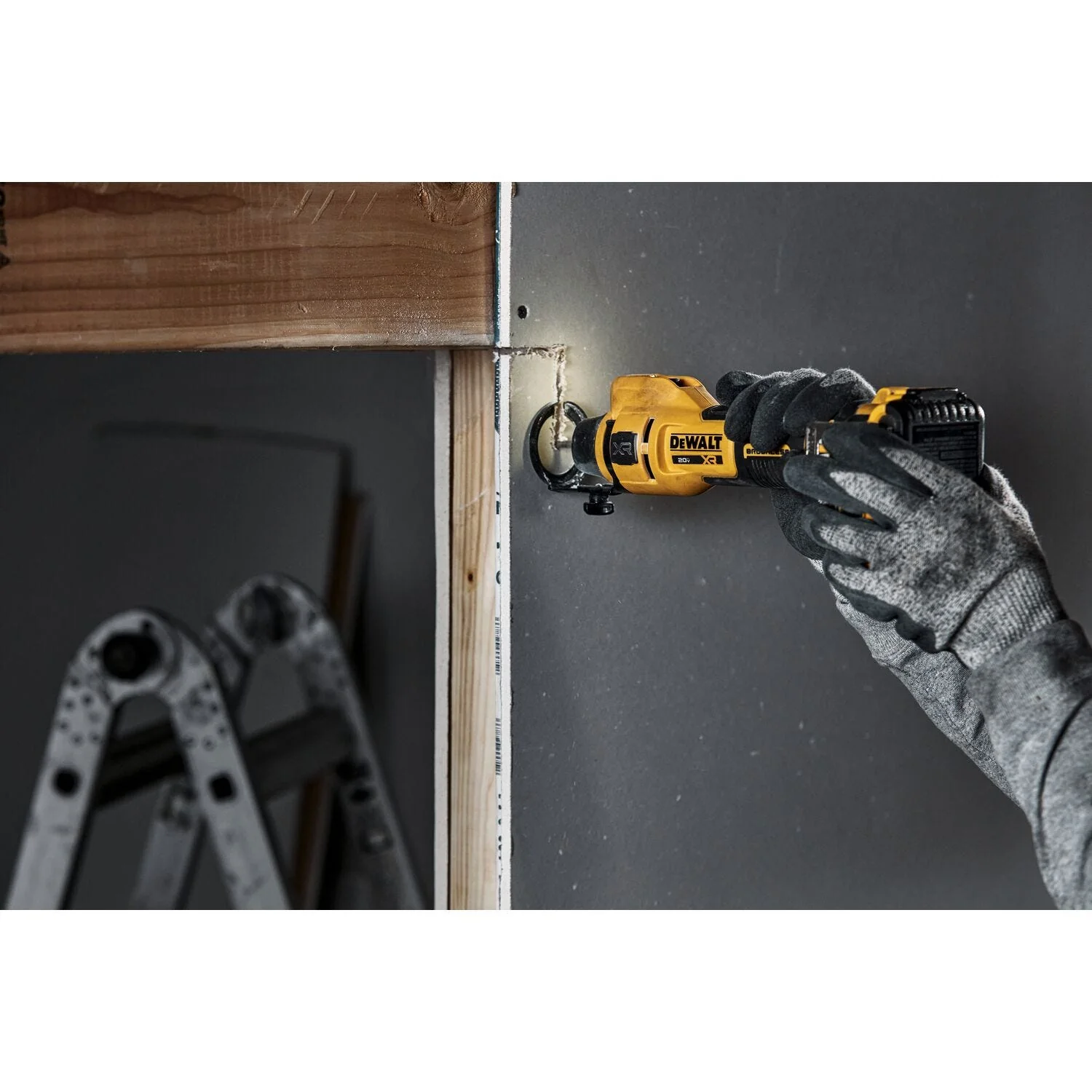 DeWalt DCE555D2 20V MAX XR Brushless Drywall Cut-Out Tool 2.0Ah Kit - Image 9