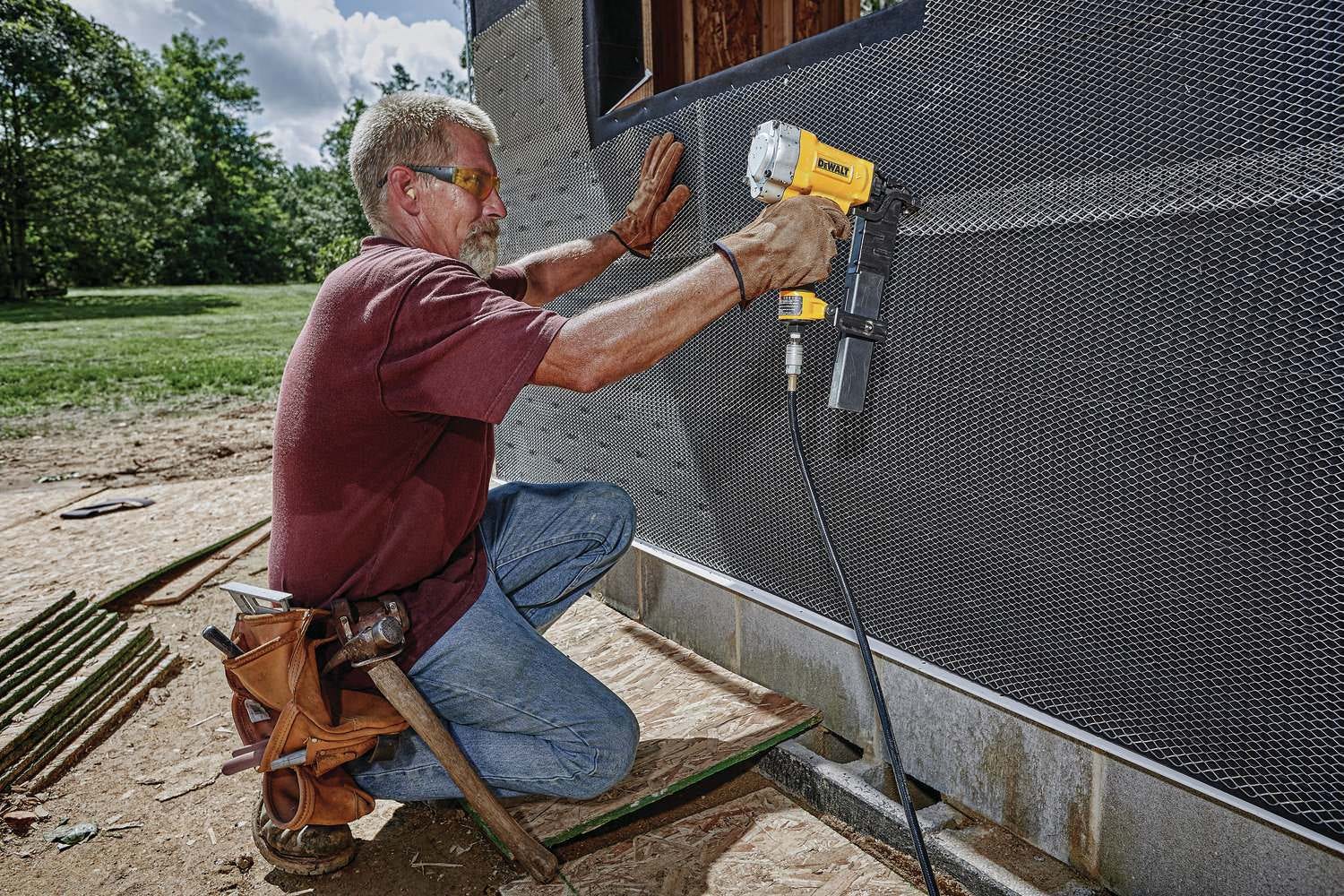 DeWalt DW451S2 16-Gauge Wide Crown Lathing Stapler - Image 6