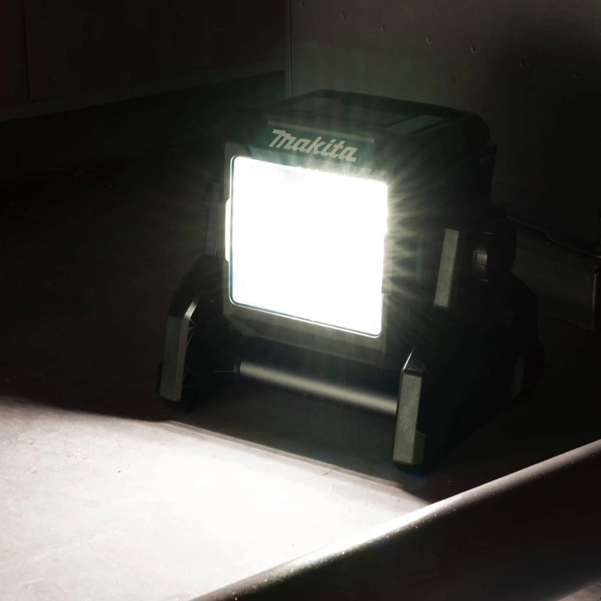 Makita ML003G 40V max XGT / 18V LXT Cordless LED Work Light, Light Only - Image 10