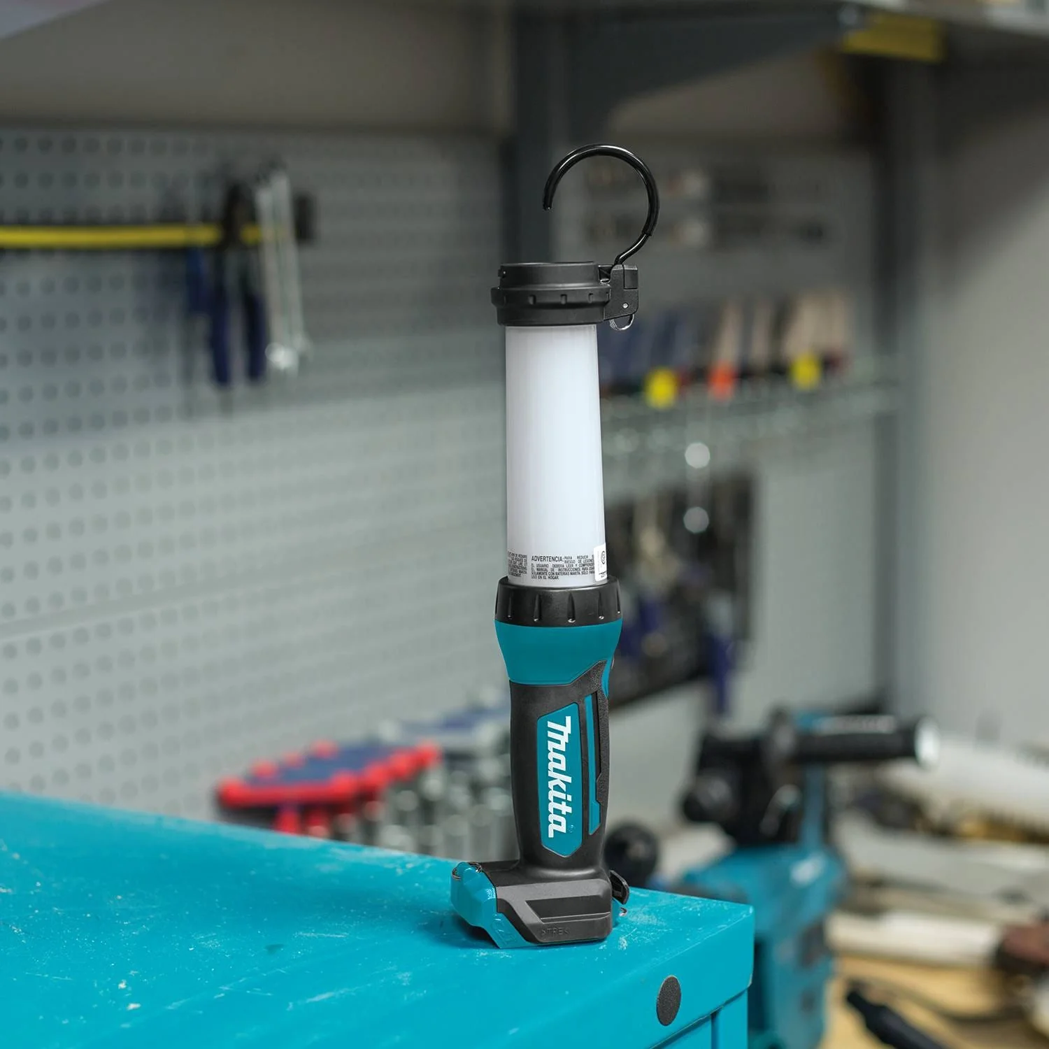 Makita ML104 12V max CXT Lithium-Ion Cordless LED Lantern/Flashlight, Flashlight Only - Image 4