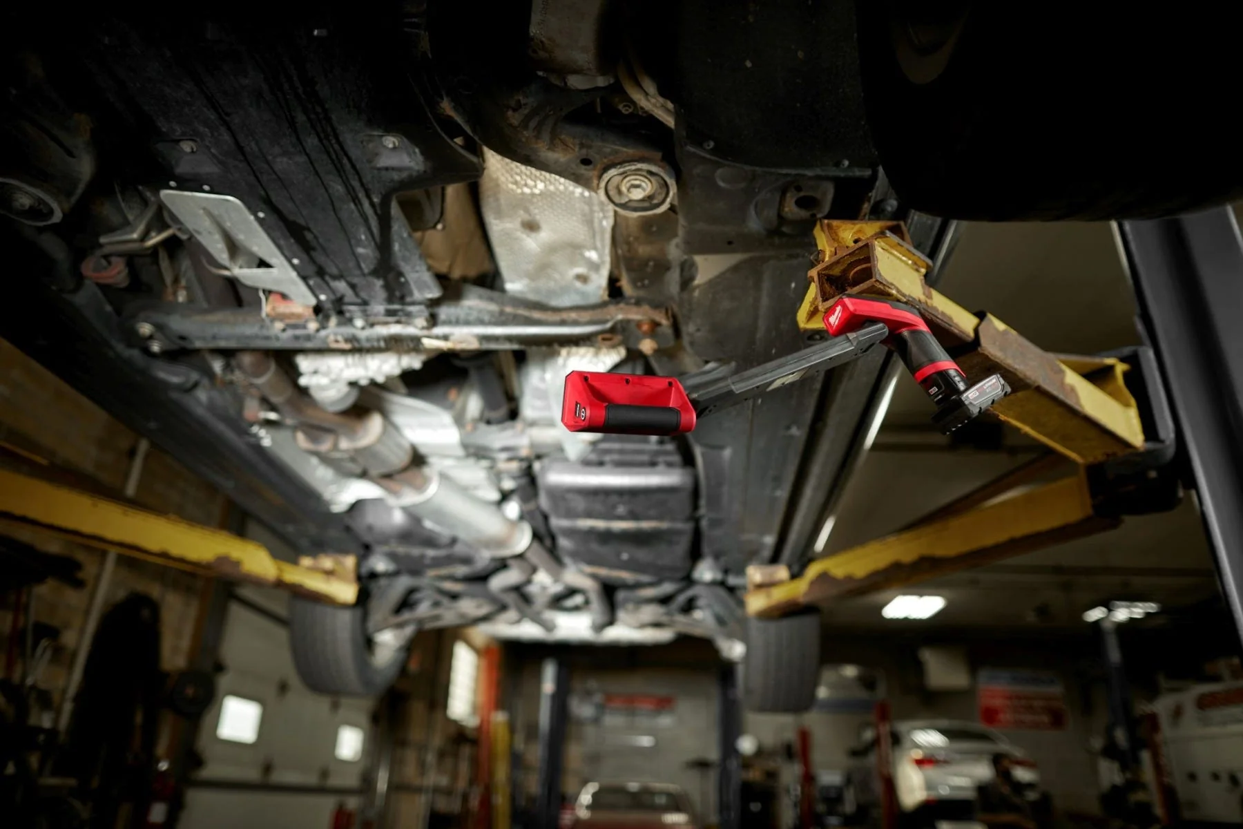 Milwaukee 2126-21XC M12 Underbody 1,200-Lumen Articulating Light 4.0Ah Kit - Image 10