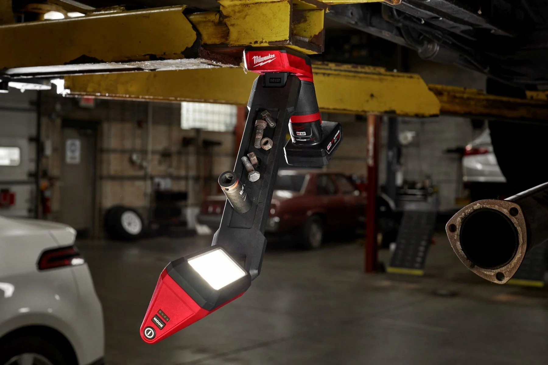 Milwaukee 2126-21XC M12 Underbody 1,200-Lumen Articulating Light 4.0Ah Kit - Image 11