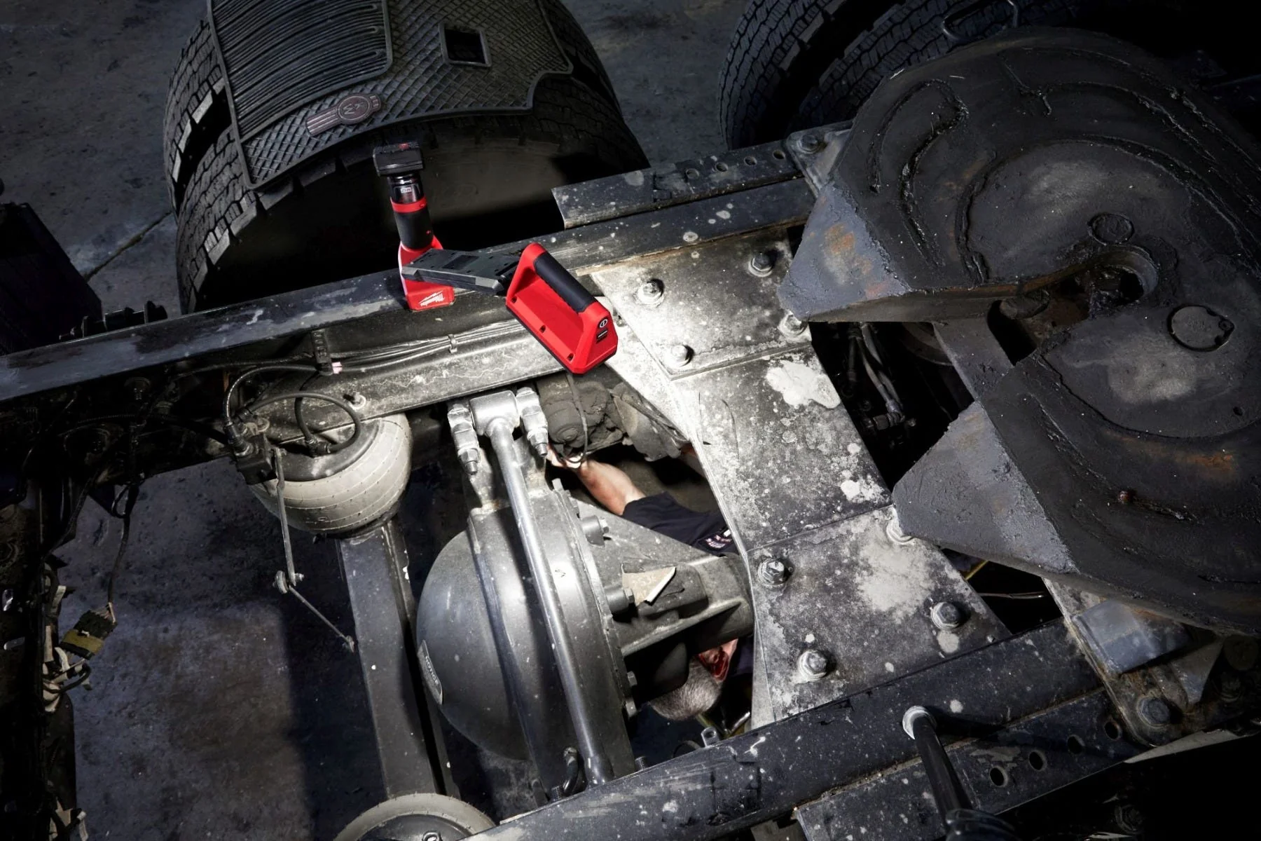 Milwaukee 2126-21XC M12 Underbody 1,200-Lumen Articulating Light 4.0Ah Kit - Image 12