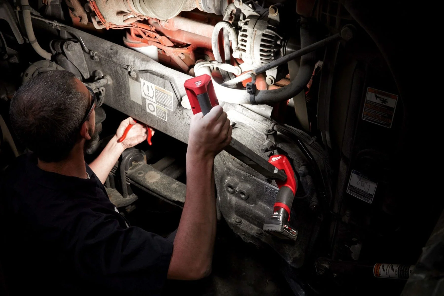 Milwaukee 2126-21XC M12 Underbody 1,200-Lumen Articulating Light 4.0Ah Kit - Image 13