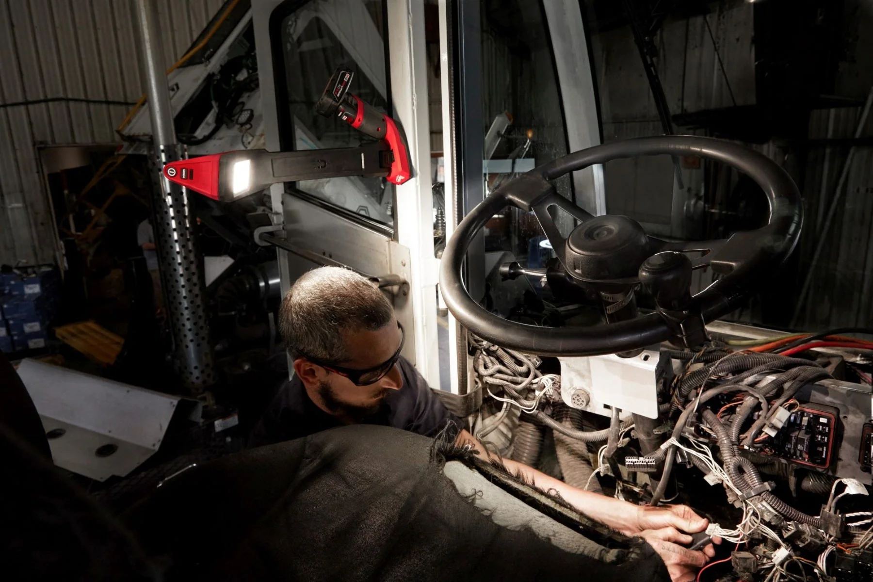 Milwaukee 2126-21XC M12 Underbody 1,200-Lumen Articulating Light 4.0Ah Kit - Image 15