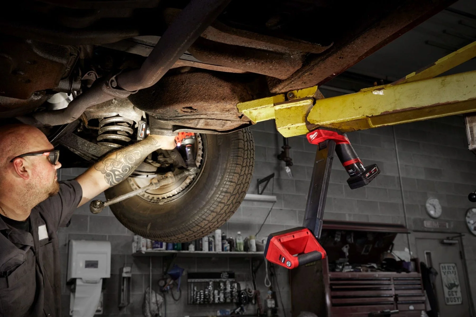 Milwaukee 2126-21XC M12 Underbody 1,200-Lumen Articulating Light 4.0Ah Kit - Image 9